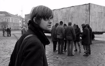 Movie still from “Werckmeister Harmonies” (2000), directed by Ágnes Hranitzky – Black and white photograph of a man in front of a group of people; Close Up shot, Low angle