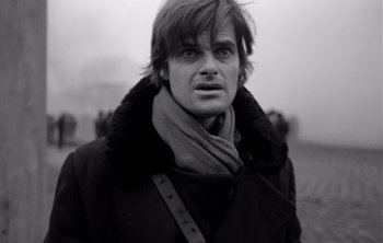 Movie still from “Werckmeister Harmonies” (2000), directed by Ágnes Hranitzky – Black and white photograph of a man in a scarf; Close Up shot, Low angle