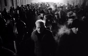 Movie still from “Werckmeister Harmonies” (2000), directed by Ágnes Hranitzky – A large group of people standing in a room; Wide shot, High angle
