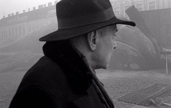 Movie still from “Werckmeister Harmonies” (2000), directed by Ágnes Hranitzky – A man wearing a hat and a coat; Close Up shot, Low angle