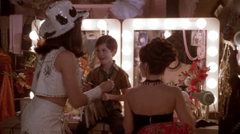Movie still from “What Women Want” (2000), directed by Nancy Meyers – A young boy in front of two women in front of a mirror; Medium shot, Over the shoulder angle