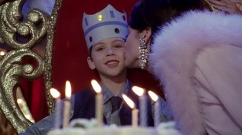 Movie still from “What Women Want” (2000), directed by Nancy Meyers – A woman kissing a child on the cheek; Close Up shot, Over the shoulder angle