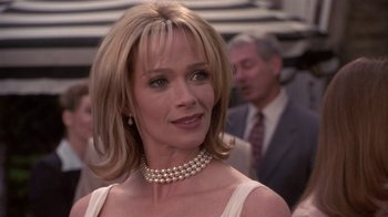 Movie still from “What Women Want” (2000), directed by Nancy Meyers – A person wearing a pearl necklace; Close Up shot, Over the shoulder angle