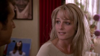 Movie still from “What Women Want” (2000), directed by Nancy Meyers – A person with long blonde hair; Close Up shot, Over the shoulder angle