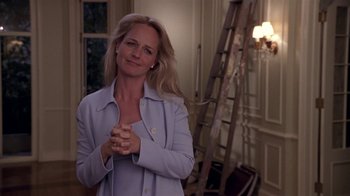 Movie still from “What Women Want” (2000), directed by Nancy Meyers – A woman standing in front of a ladder in a room; Medium shot, Over the shoulder angle