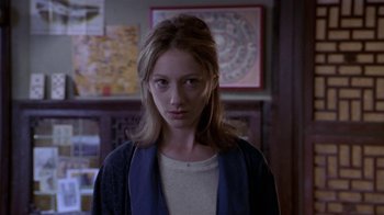 Movie still from “What Women Want” (2000), directed by Nancy Meyers – A young woman is standing in front of a painting; Close Up shot, Over the shoulder angle