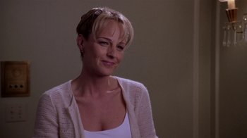 Movie still from “What Women Want” (2000), directed by Nancy Meyers – A woman with short blonde hair wearing a white shirt; Close Up shot, Over the shoulder angle