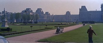 Movie still from “What a Way to Go!” (1964), directed by J. Lee Thompson – Two people sitting on a bench in the middle of a park; Extreme Wide shot, High angle
