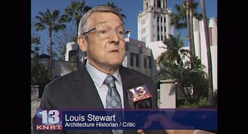 Movie still from “Where'd You Go, Bernadette” (2019), directed by Richard Linklater – A man in a suit and tie standing in front of a building; Close Up shot, Over the shoulder angle