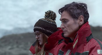 Movie still from “Where'd You Go, Bernadette” (2019), directed by Richard Linklater – A man and a woman wearing winter clothing; Close Up shot, Over the shoulder angle