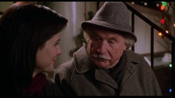 Movie still from “While You Were Sleeping” (1995), directed by Jon Turteltaub – An older man and a young woman looking at each other; Close Up shot, Over the shoulder angle