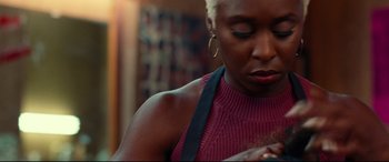 Movie still from “Widows” (2018), directed by Steve McQueen – A person holding something in her hands; Close Up shot, Low angle