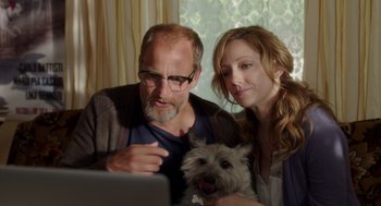 Movie still from “Wilson” (2017), directed by Craig Johnson – A man and a woman with a dog looking at a computer screen; Close Up shot, Over the shoulder angle