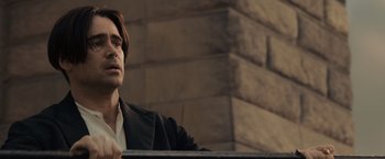 Movie still from “Winter's Tale” (2014), directed by Akiva Goldsman – A man sitting in front of a brick wall; Close Up shot, Over the shoulder angle