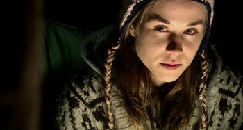 Movie still from “Wolf Creek” (2005), directed by Greg McLean – A person wearing a hooded jacket; Close Up shot, Low angle