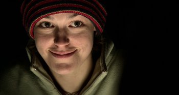 Movie still from “Wolf Creek” (2005), directed by Greg McLean – A person wearing a hat; Close Up shot, Overhead angle
