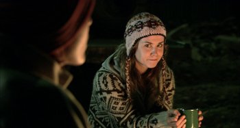 Movie still from “Wolf Creek” (2005), directed by Greg McLean – A woman wearing a hat and holding a cell phone; Close Up shot, Over the shoulder angle