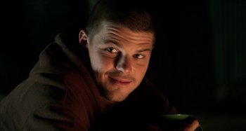 Movie still from “Wolf Creek” (2005), directed by Greg McLean – A person holding a cell phone; Close Up shot, Over the shoulder angle