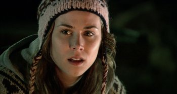 Movie still from “Wolf Creek” (2005), directed by Greg McLean – A person wearing a hat; Close Up shot, Over the shoulder angle