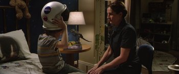Movie still from “Wonder” (2017), directed by Stephen Chbosky – A woman sitting on a chair next to a man; Medium shot, Over the shoulder angle