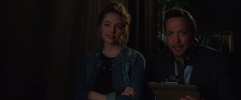 Movie still from “Wonder” (2017), directed by Stephen Chbosky – A young woman standing in front of a man; Close Up shot, Over the shoulder angle