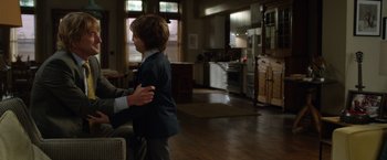 Movie still from “Wonder” (2017), directed by Stephen Chbosky – A man and a woman are standing in a kitchen; Medium shot, Over the shoulder angle