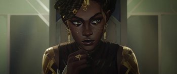 Movie still from “Arcane” (2021), created by Alex Yee – An african american woman wearing a black and gold outfit; Close Up shot, Over the shoulder angle