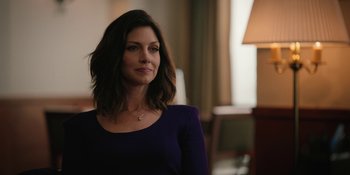 Movie still from “Yellowstone” (2018), created by John Linson – A woman in a purple shirt is looking at the camera; Close Up shot, Over the shoulder angle