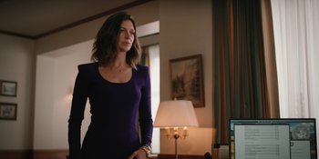 Movie still from “Yellowstone” (2018), created by John Linson – A woman standing in front of a computer monitor; Medium shot, Low angle