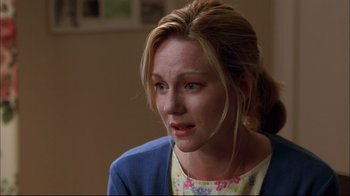Movie still from “You Can Count on Me” (2000), directed by Kenneth Lonergan – A woman with blonde hair sitting in front of a wall; Close Up shot, Over the shoulder angle