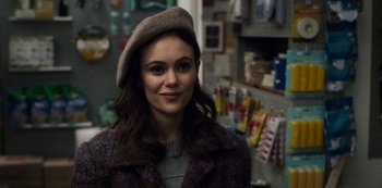 Movie still from “Archive 81” (2022), created by Rebecca Sonnenshine – A woman wearing a hat and a jacket; Close Up shot, Over the shoulder angle