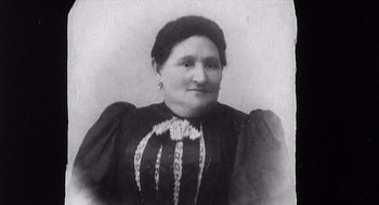 Movie still from “Zelig” (1983), directed by Woody Allen – An old black and white photo of a woman; Close Up shot, Low angle