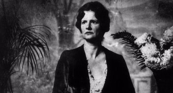 Movie still from “Zelig” (1983), directed by Woody Allen – An old black and white photo of a woman; Close Up shot, Low angle