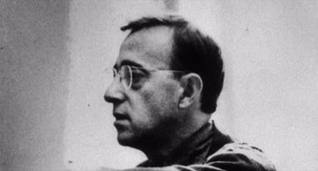 Movie still from “Zelig” (1983), directed by Woody Allen – An old black and white photo of a man wearing glasses; Close Up shot, Low angle