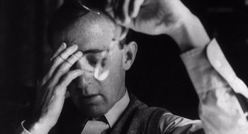 Movie still from “Zelig” (1983), directed by Woody Allen – A black and white photo of a man with his hand on his head; Close Up shot, Low angle