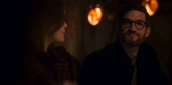 Movie still from “Archive 81” (2022), created by Rebecca Sonnenshine – A man and a woman are standing next to each other; Close Up shot, Over the shoulder angle