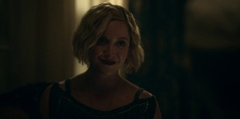 Movie still from “Archive 81” (2022), created by Rebecca Sonnenshine – A person with short blonde hair; Close Up shot, Over the shoulder angle