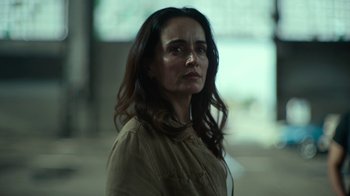 Movie still from “Army of the Dead” (2021), directed by Zack Snyder – A woman with long dark hair wearing a brown shirt; Close Up shot, Low angle