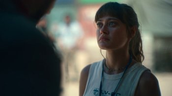 Movie still from “Army of the Dead” (2021), directed by Zack Snyder – A woman is looking at a man in the street; Close Up shot, Over the shoulder angle