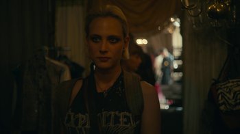 Movie still from “Army of the Dead” (2021), directed by Zack Snyder – A woman in a black shirt and a black backpack; Close Up shot, Over the shoulder angle