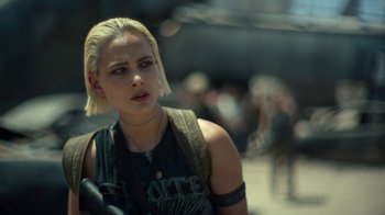 Movie still from “Army of the Dead” (2021), directed by Zack Snyder – A woman with blonde hair is standing on the street; Close Up shot, Over the shoulder angle