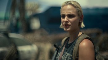 Movie still from “Army of the Dead” (2021), directed by Zack Snyder – A woman with blonde hair is standing outside; Close Up shot, Over the shoulder angle