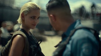 Movie still from “Army of the Dead” (2021), directed by Zack Snyder – A man and a woman standing next to each other; Close Up shot, Over the shoulder angle