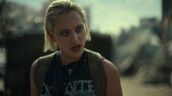 Movie still from “Army of the Dead” (2021), directed by Zack Snyder – A woman with blonde hair is looking into the distance; Close Up shot, Over the shoulder angle
