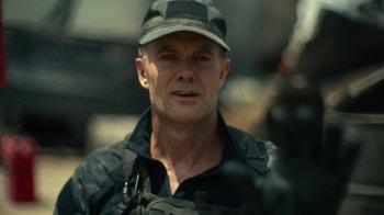 Movie still from “Army of the Dead” (2021), directed by Zack Snyder – A person wearing a hat; Close Up shot, Over the shoulder angle