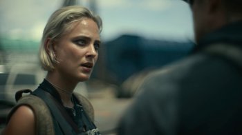 Movie still from “Army of the Dead” (2021), directed by Zack Snyder – A woman is talking to a man outside; Close Up shot, Over the shoulder angle