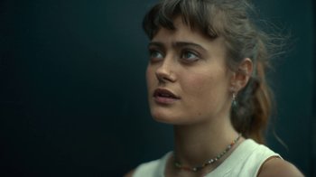 Movie still from “Army of the Dead” (2021), directed by Zack Snyder – A person wearing a white shirt; Close Up shot, Low angle