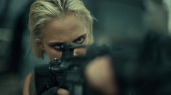 Movie still from “Army of the Dead” (2021), directed by Zack Snyder – A woman is holding a gun and looking through the scope; Close Up shot, Over the shoulder angle