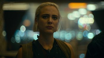 Movie still from “Army of the Dead” (2021), directed by Zack Snyder – A woman with blonde hair is looking at the camera; Close Up shot, Low angle