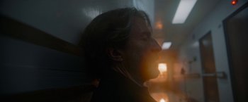 Movie still from “Bardo: False Chronicle of a Handful of Truths” (2022), directed by Alejandro G. Iñárritu – A man with long grey hair is looking up at the sky; Close Up shot, Low angle